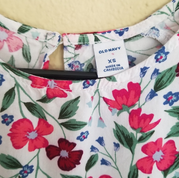 3/$20⭐Floral High Neck Tank Top With Keyhole Back - Picture 4 of 6